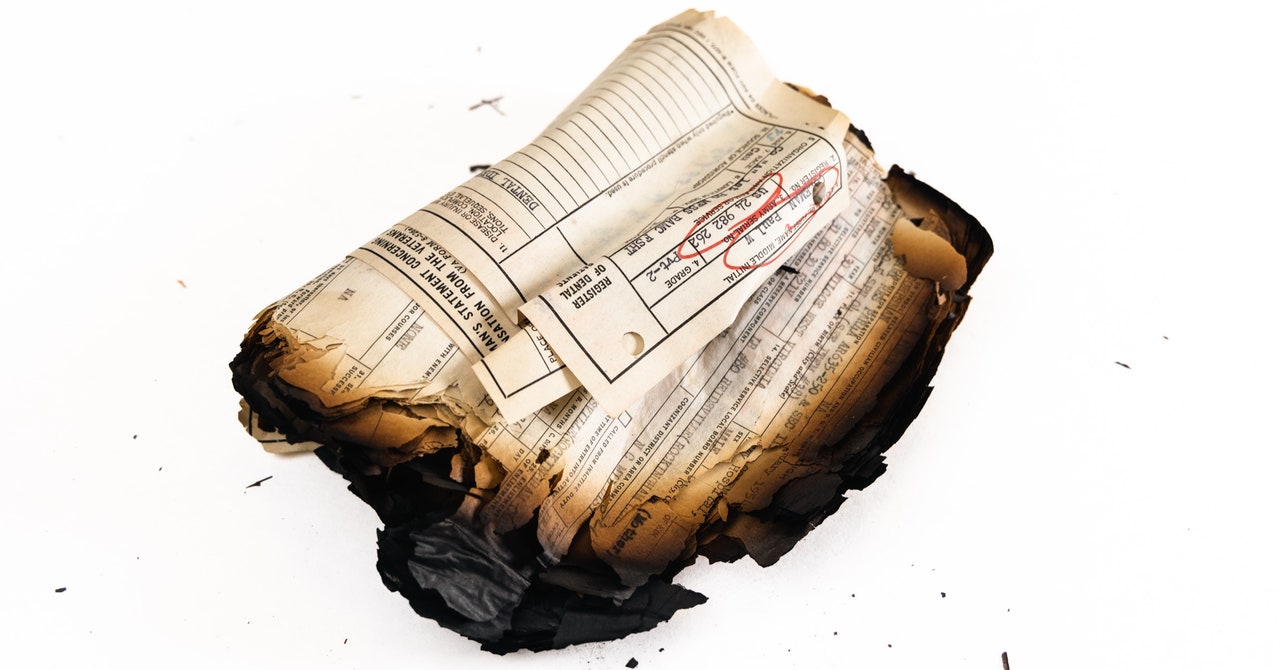 الليلة ، ظهرت 17 مليون من السجلات العسكرية الثمينة في الدخان