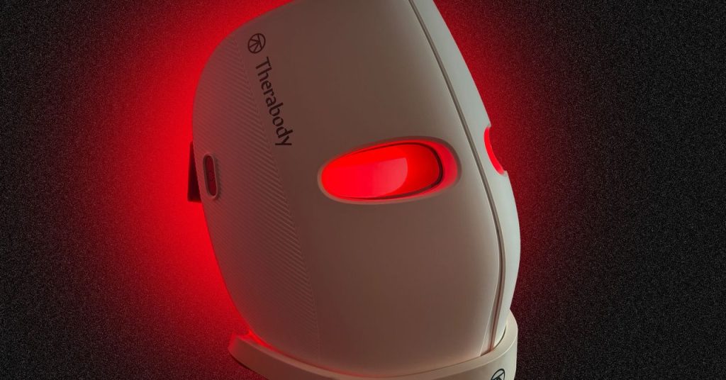 مراجعة قناع Therabody Theraface: درع وجه LED الاهتزاز